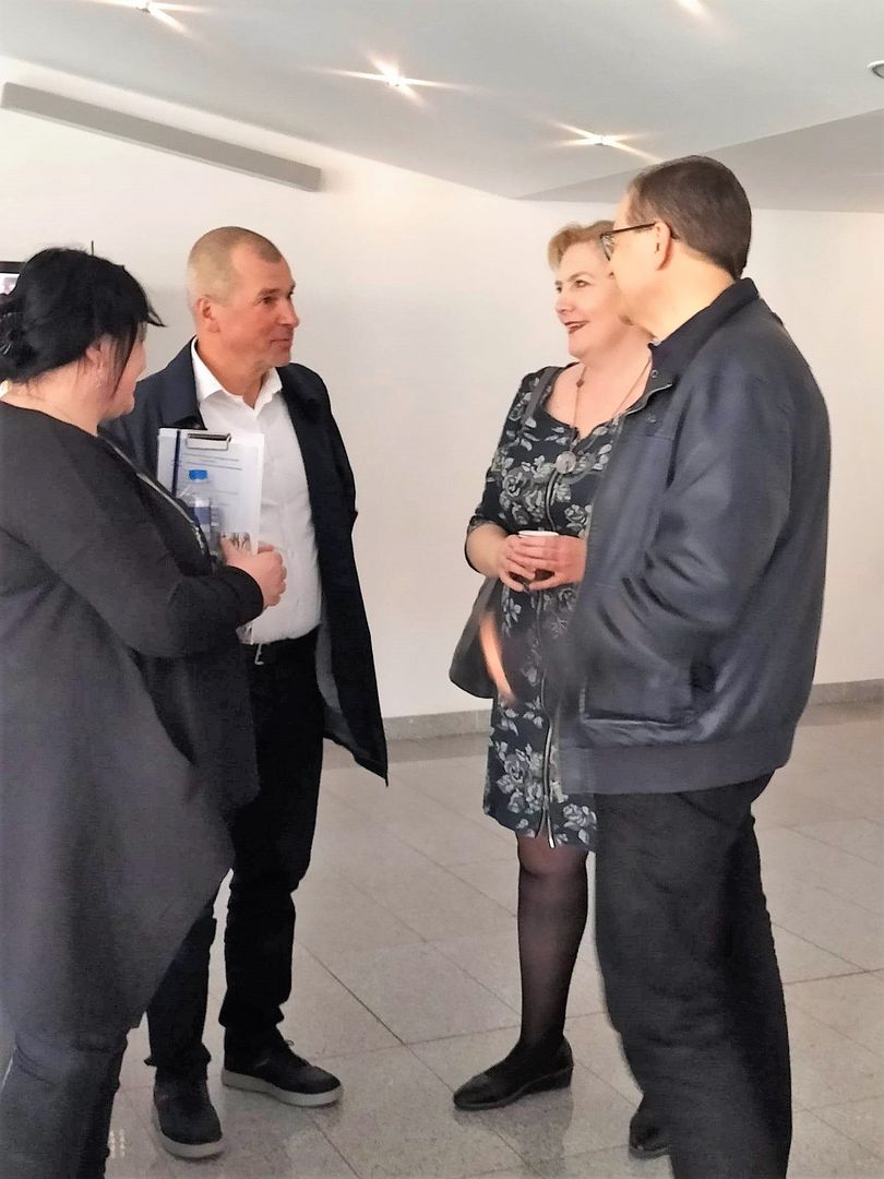 Prorektor ds. nauki  profesor Jacek Przepiórski w trakcie rozmowy z profesorem Markiem Grytą, dyrektorką Biblioteki Głównej Anną Grytą i Koordynatorką ds. Otwartego Dostępu w ZUT Martą Piątek-Hnat podczas przerwy w szkoleniu na temat otwartej nauki prowadzonego przez przedstawicieli Narodowego Cntrum Nauki